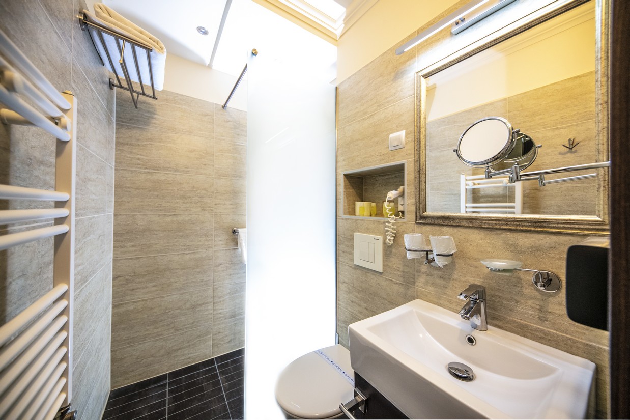 Classic-bathroom Classic-erkelyes-szoba-Furdoszoba