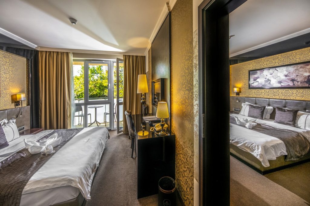 Classic-erkelyes-osszenyitott-csaladi-HotelDelibab Classic erkélyes szoba ● Classic balcony room